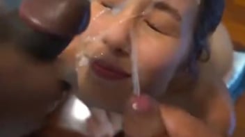 Universitária putinha recebe muita porra na cara de dois colegas